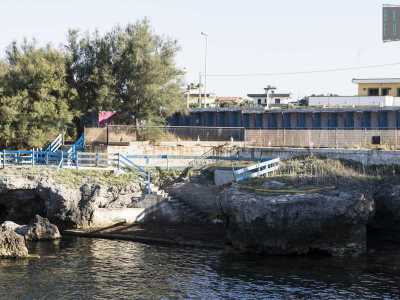 Risalendo riusciamo a fotografare la spiaggia dall�alto, con le sue scalette che portano su, in quella che era la zona cabine, leggermente sopraelevata rispetto al resto del lido